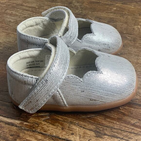 See Kai Run Silver Dress shoes size 4 - Picture 1 of 5